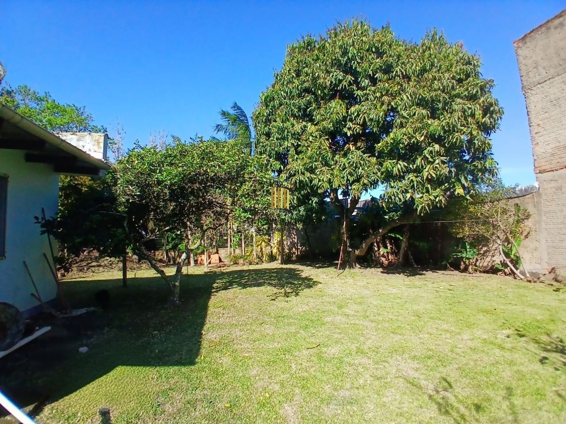 Casa com 3 dormitótrios, piscina e 2 vagas de garagem em Canoas.