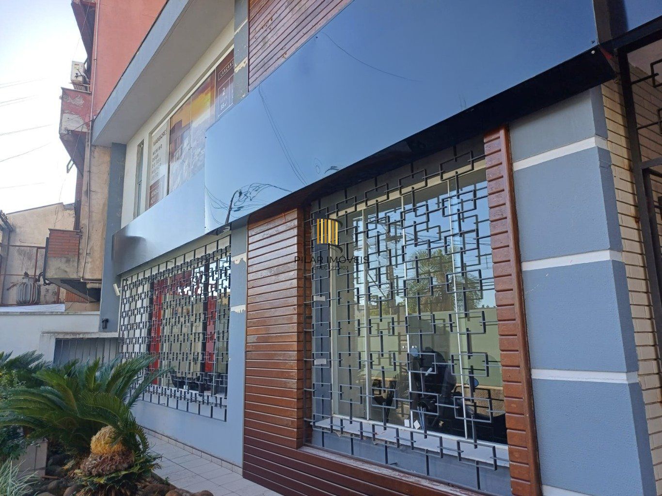 Casa com 3 quartos, 3 banheiros, 300m² e 8 vagas no Menino Deus.