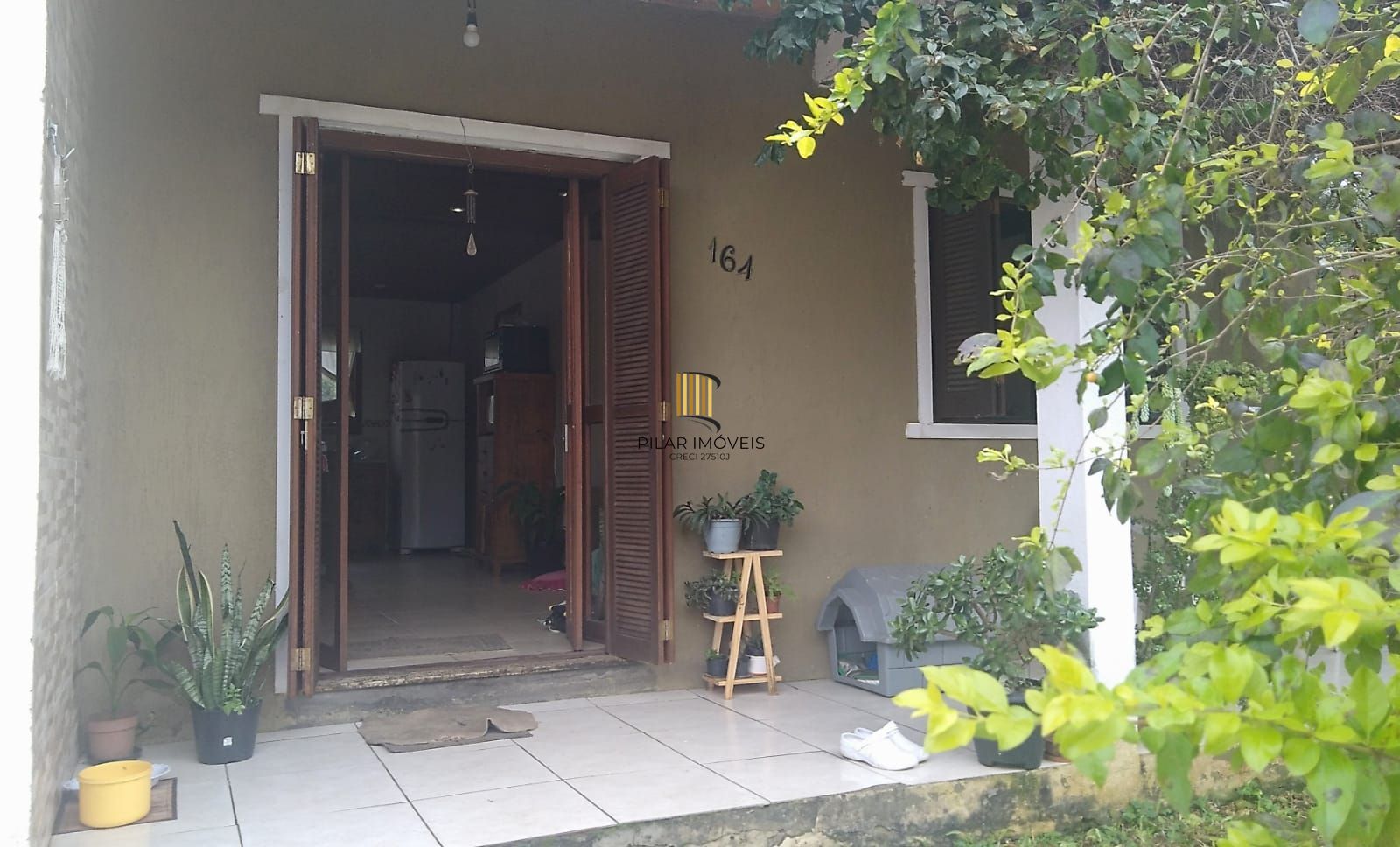 Casa de 2 quartos, churrasqueira, pátio, 2 vagas no bairro Lomba do Pinheiro