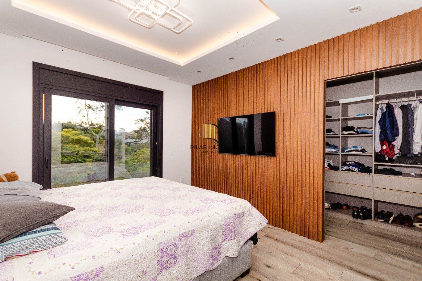 Casa com 4 quartos e 4 vagas  em Canoas.