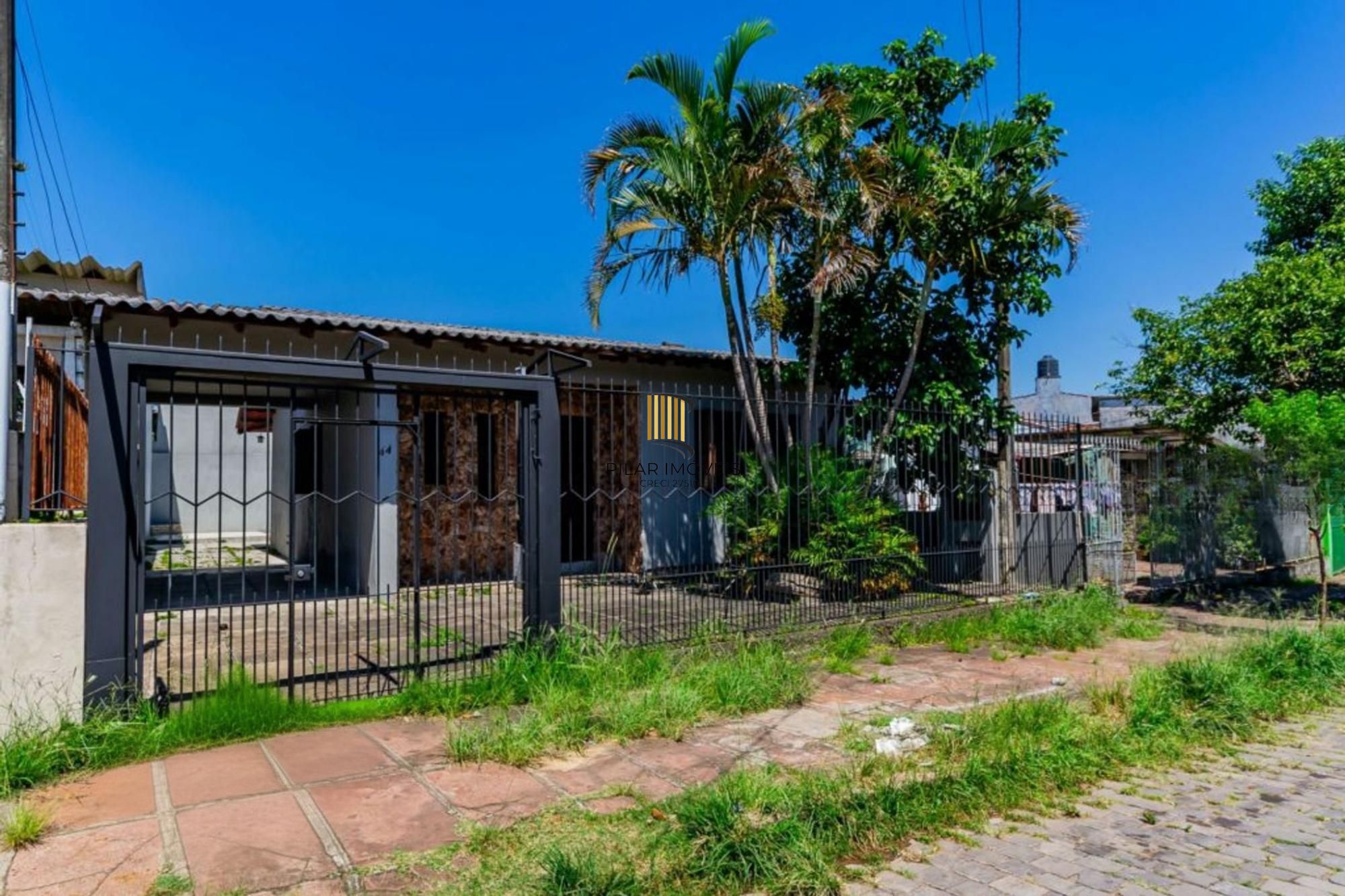 Casa com 3 dormitórios, 4 vagas e amplo pátio no Bairro Sarandí