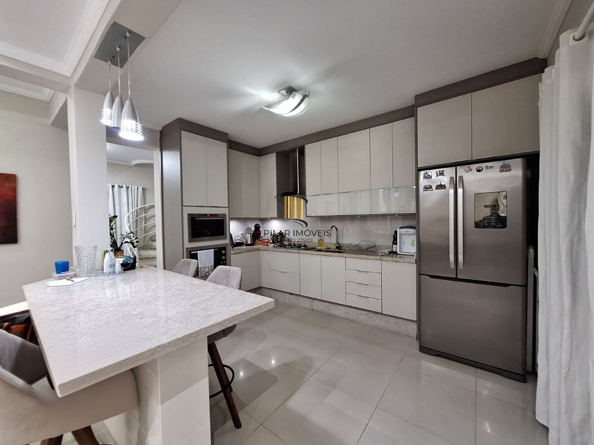 Casa de 2 pisos, 3 dormitórios e 2 vagas de garagem coberta em Canoas.