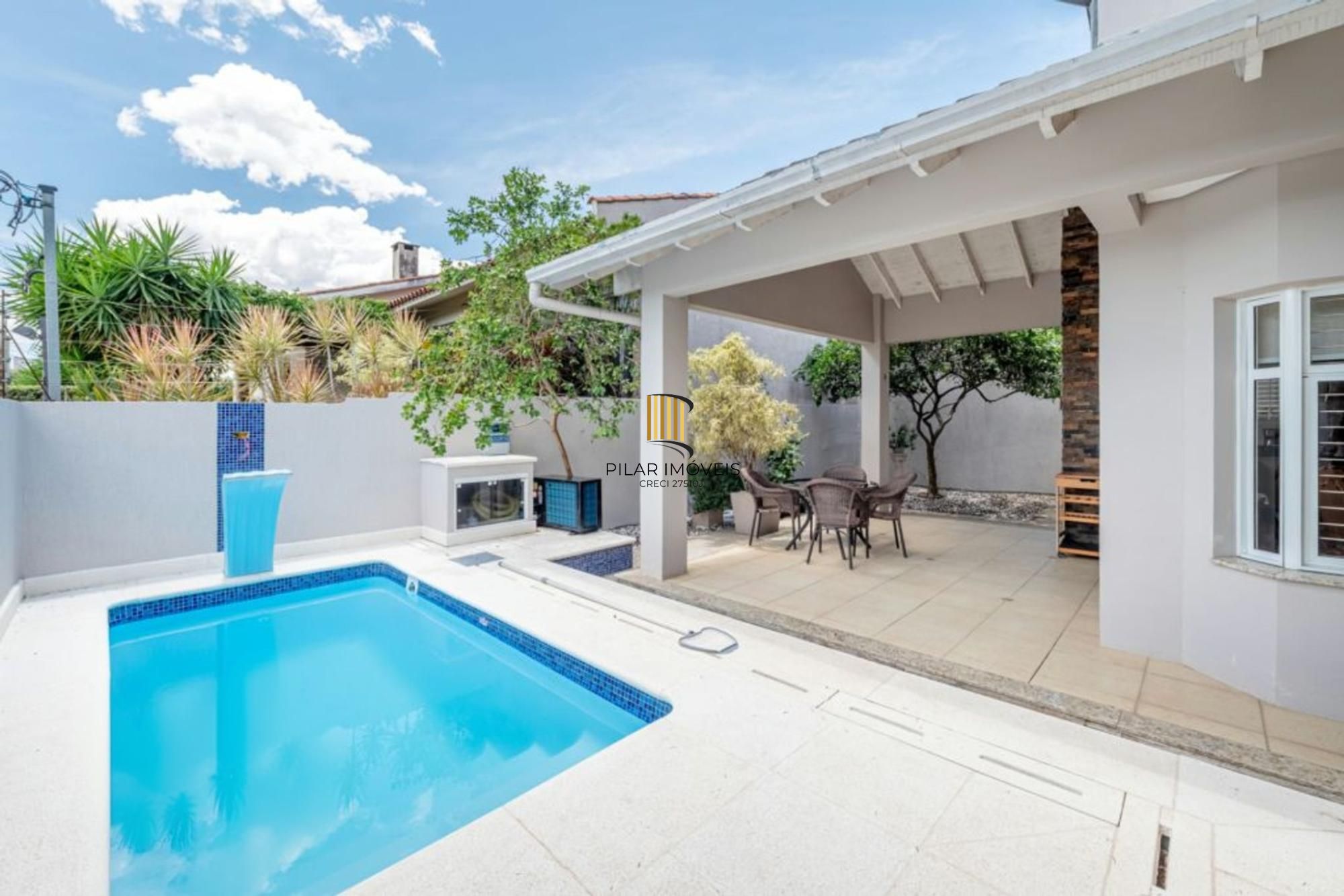 Casa 3 Dormitórios com Suíte e Piscina no Teresópolis