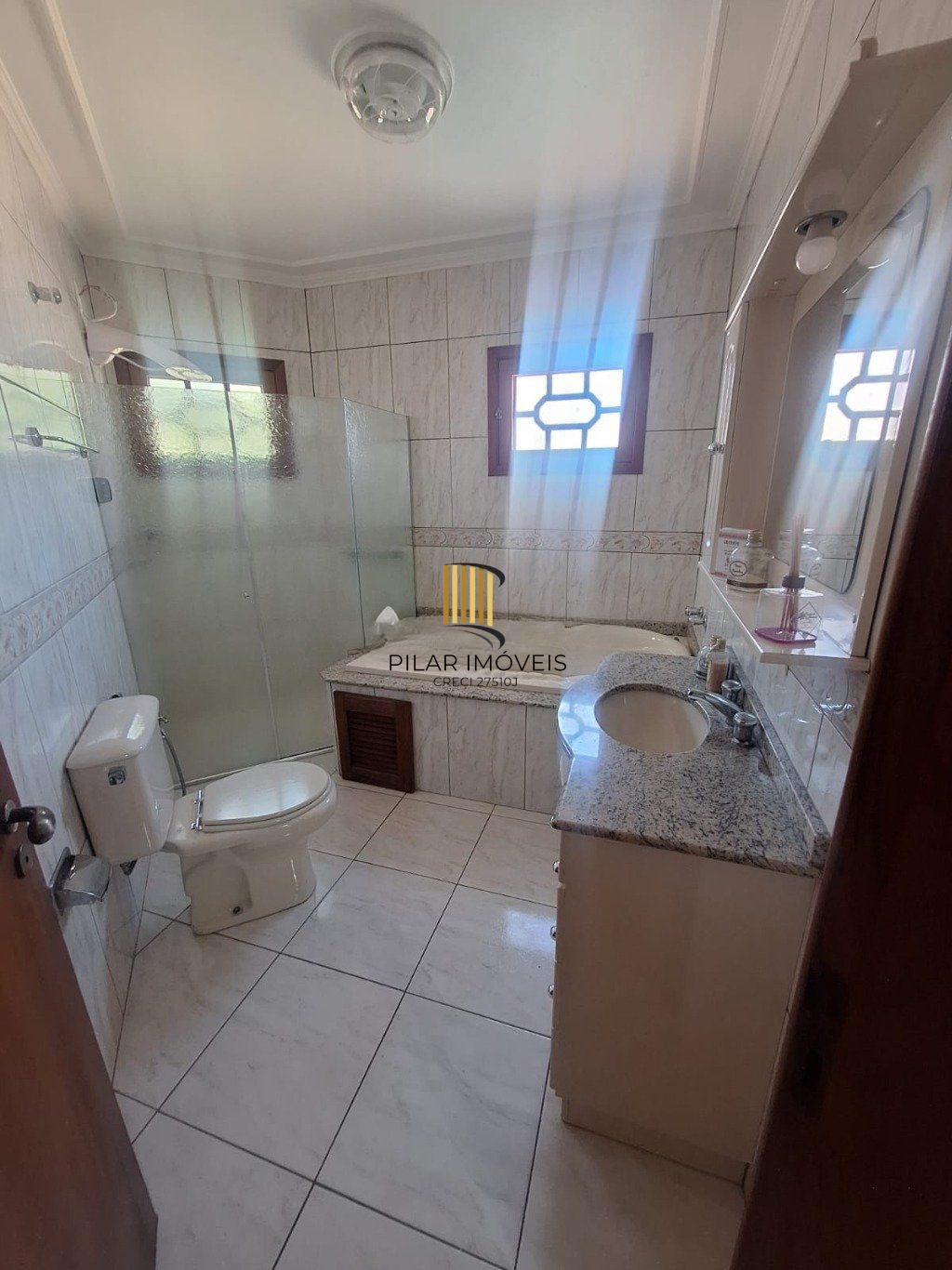 Casa 5 dormitórios, 1 suíte,  piscina e 2 vaga de garagem em Canoas.
