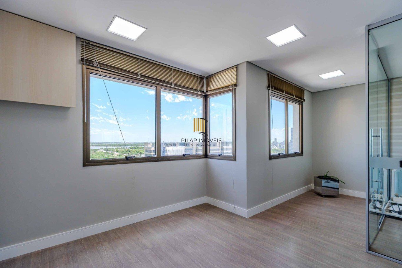 Sala comercial, 2 vagas, elevador e restaurante no bairro Praia de Belas