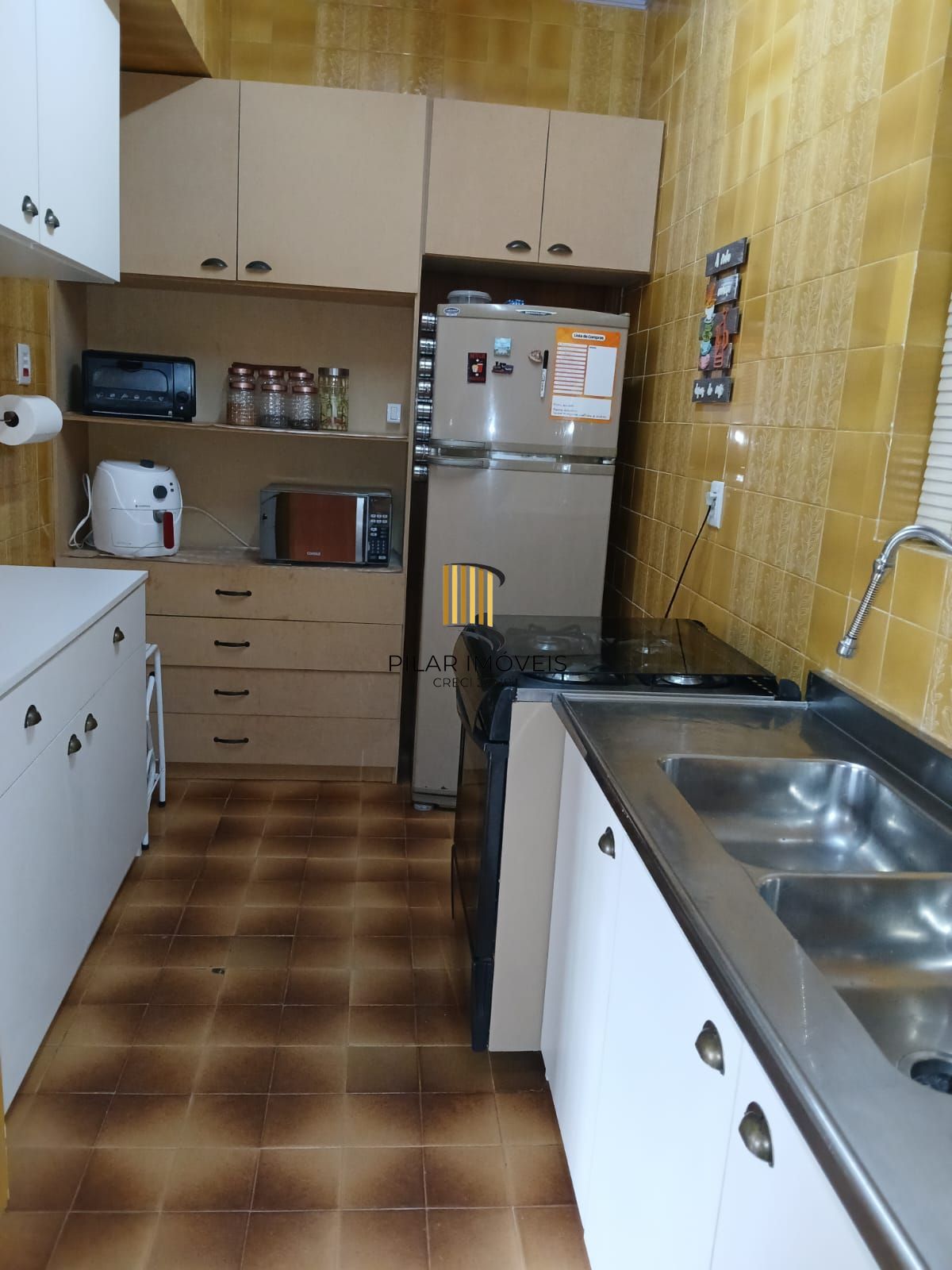 Apartamento com 2 dormitórios e 1 vaga de garagem no Bairro Floresta.