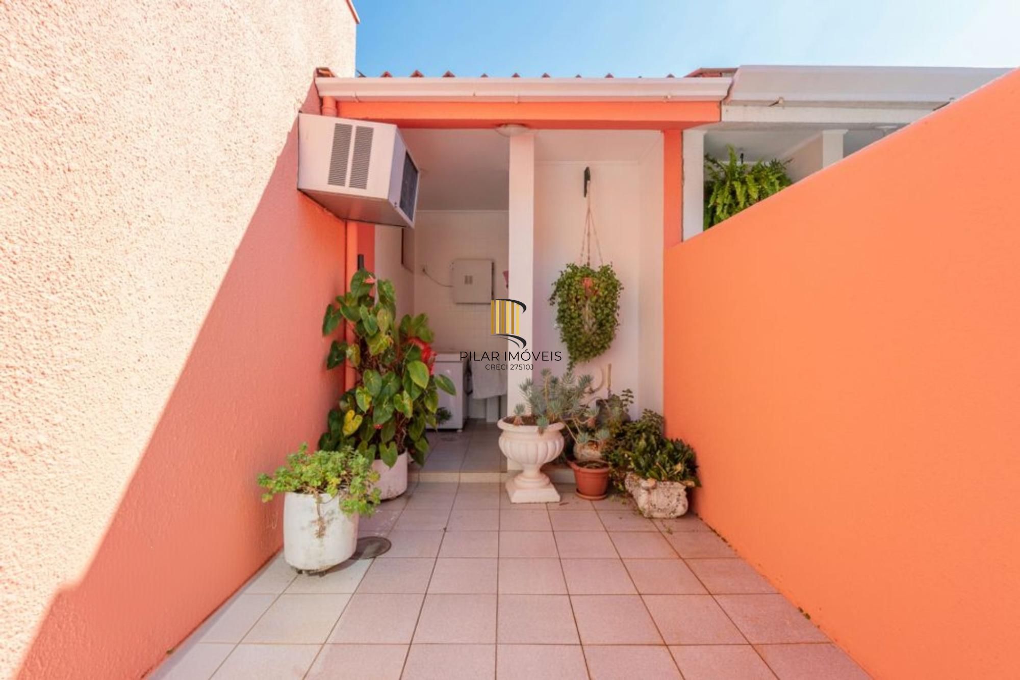 Casa com 3 dormitórios,1 suíte, 4 banheiros e 4 vagas, 203m² no Jardim Itu.