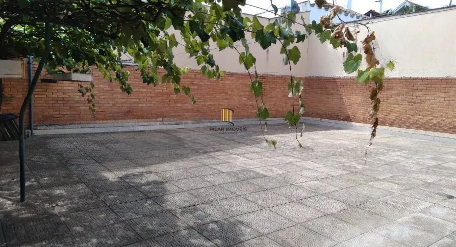 Casa com pátio e 3 dormitórios no Bairro Jardim Itu.