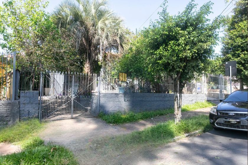 Casa com 3 dormitórios e 2 vagas no Bairro Parque dos Maias