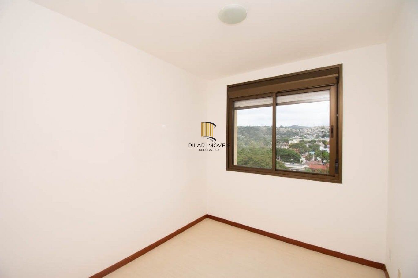 Apartamento 2 Dormitórios com Sacada, Garagem e Vista – Bairro Partenon