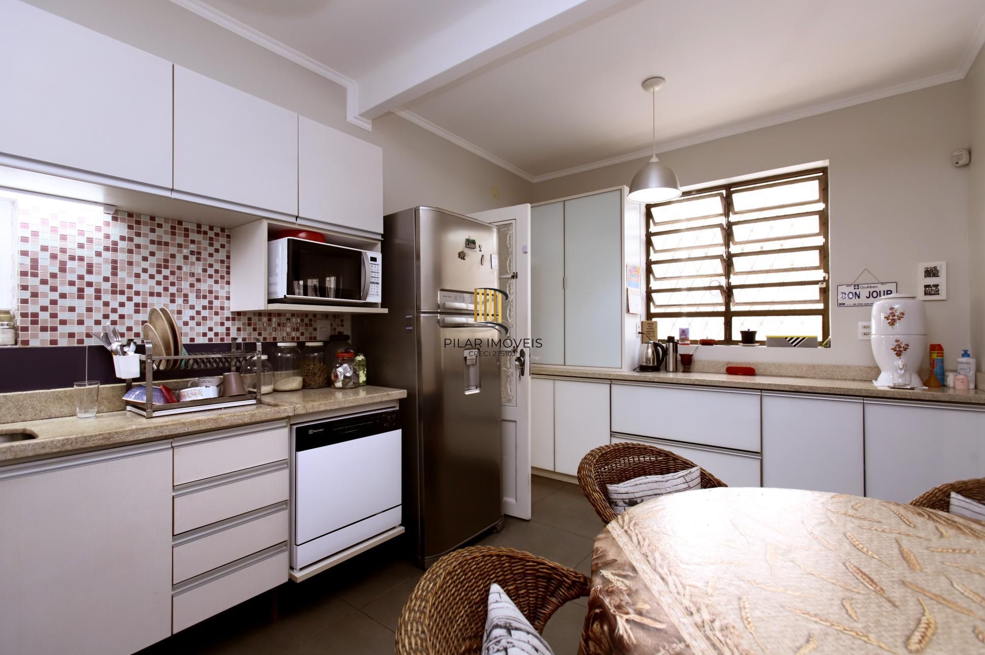 Casa de 4 quartos, 3 banheiros, 3 vagas no bairro Rio Branco