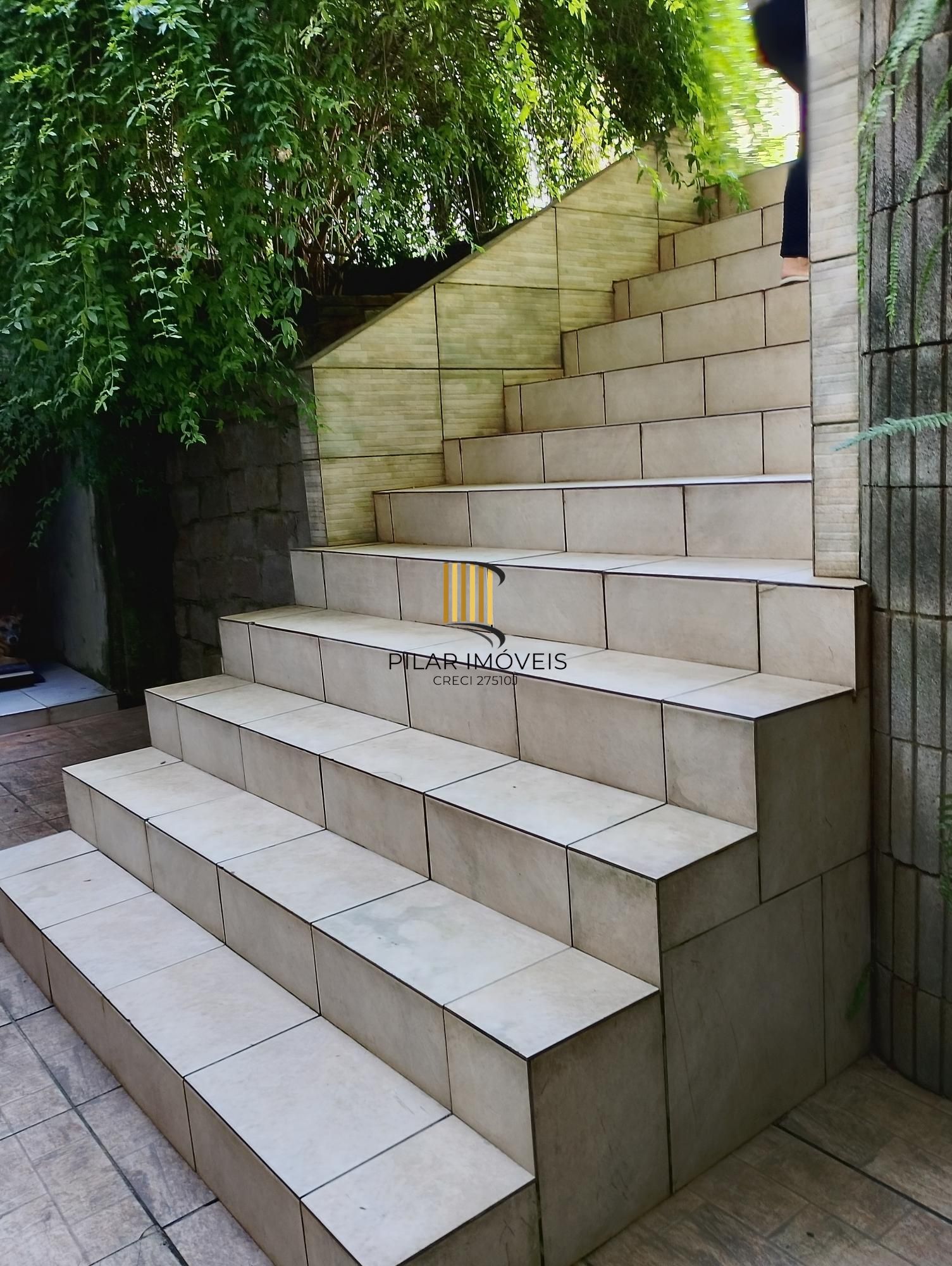 Casa com 3 quartos, 4 vagas de garagem e com pátio no bairro Parque Santa Fé