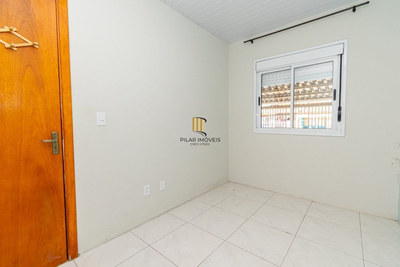 Casa de 2 dormitórios e 2 vagas de garagem em Cachoeirinha.