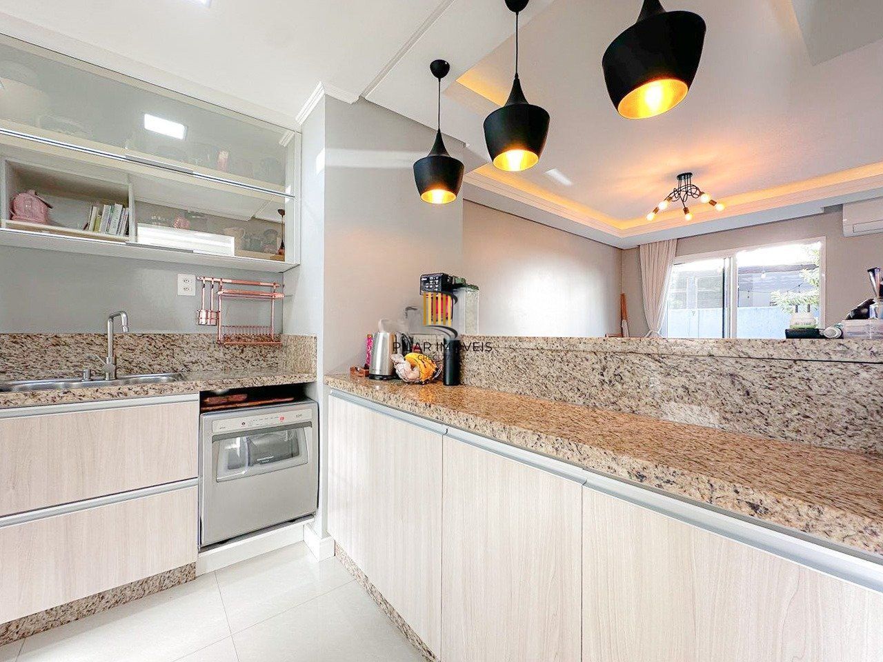 Casa em condomínio com 3 dormitórios e 3 vagas de garagem em Canoas.