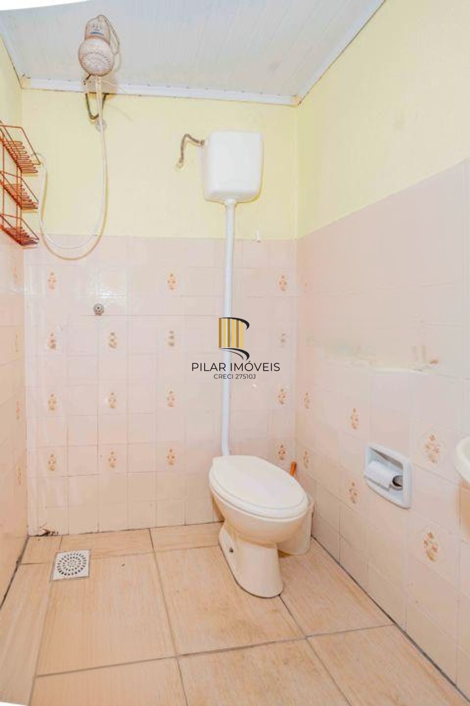 Casa de 2 quartos, 2 banheiros,pátio,churrasqueira, 7 vagas no bairro Guarujá.