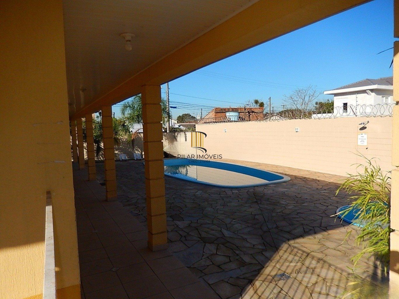 Casa em condomínio com 2 dormitórios, escada e 1 vaga de garagem.