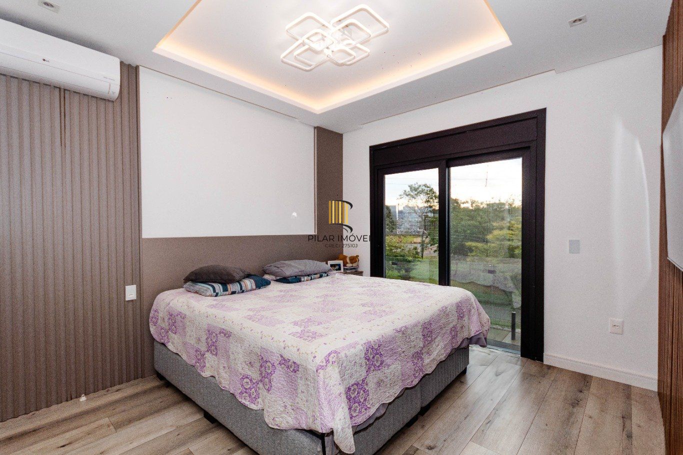 Casa com 4 quartos e 4 vagas  em Canoas.