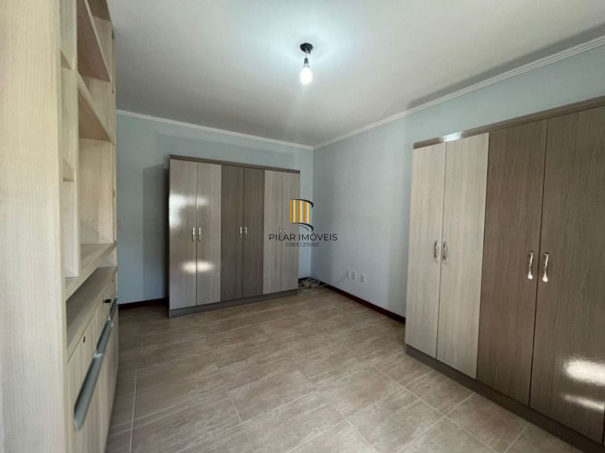 Casa de 2 dormitórios e 2 vagas de garagem em Canoas.