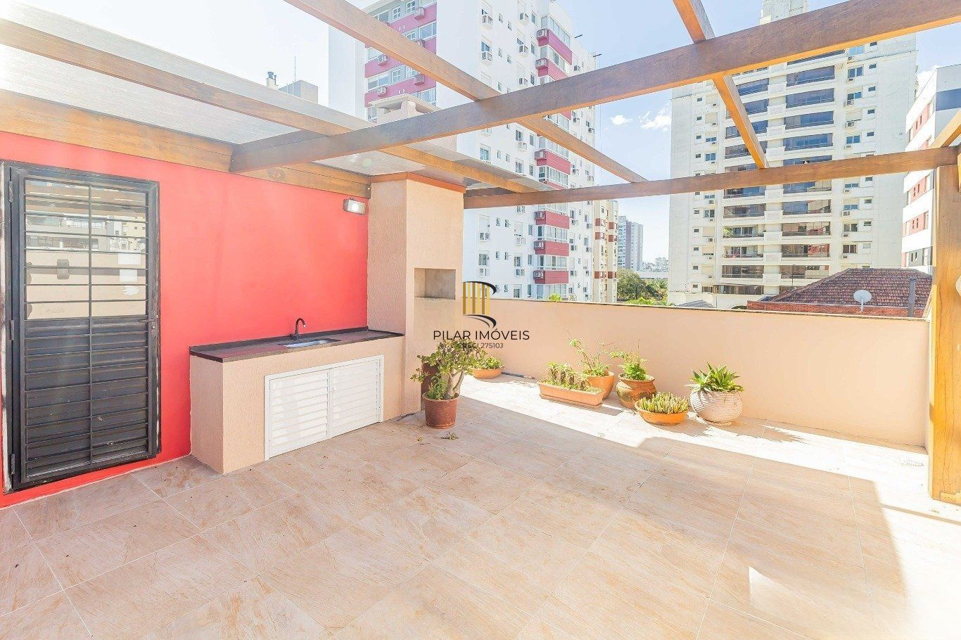 Prédio Comercial á venda com 2 salas e terraço no bairro Menino Deus