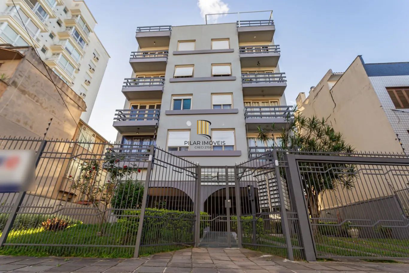 Apartamento com 3 dormitórios e 1 vaga de garagem no bairro Azenha.