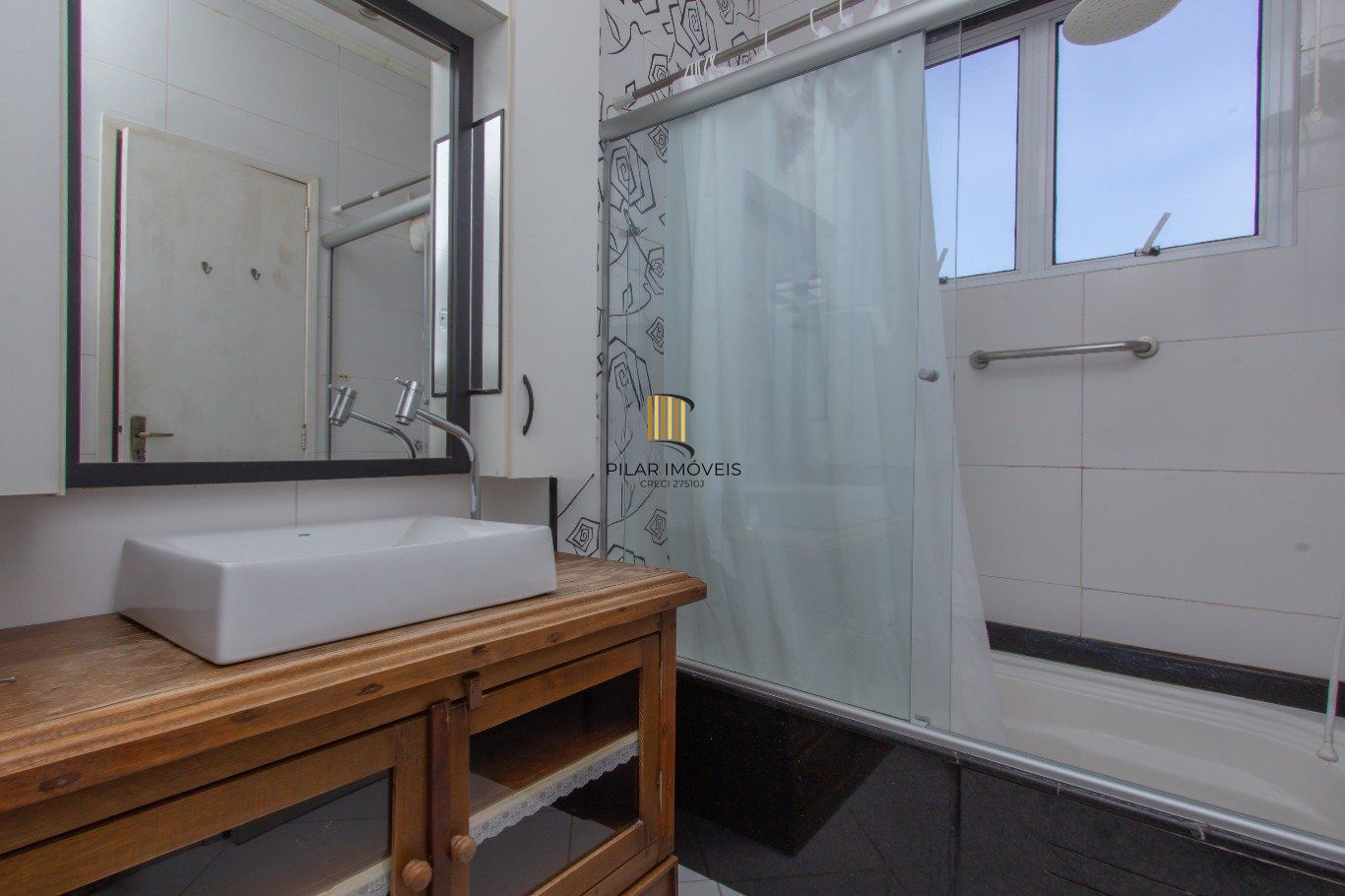 Apartamento garden, 3 dormitórios, 2 suítes, e 131m² privativos no Menino Deus.