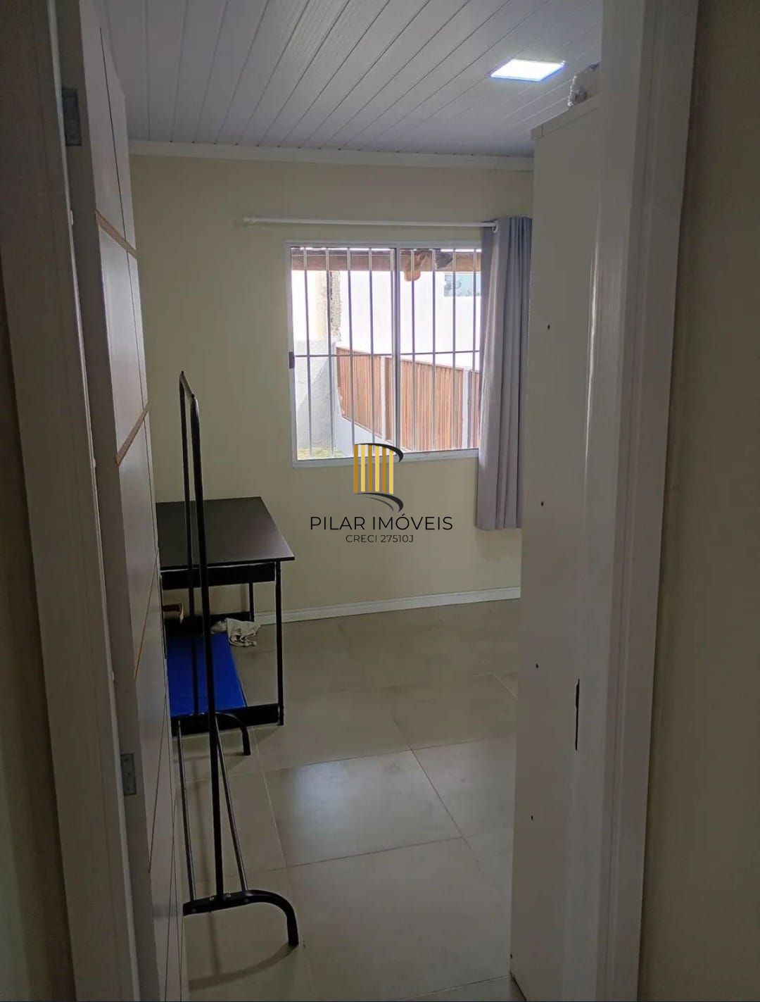 Casa com  2 quartos, vaga de garagem e com pátio Jardim Éden.