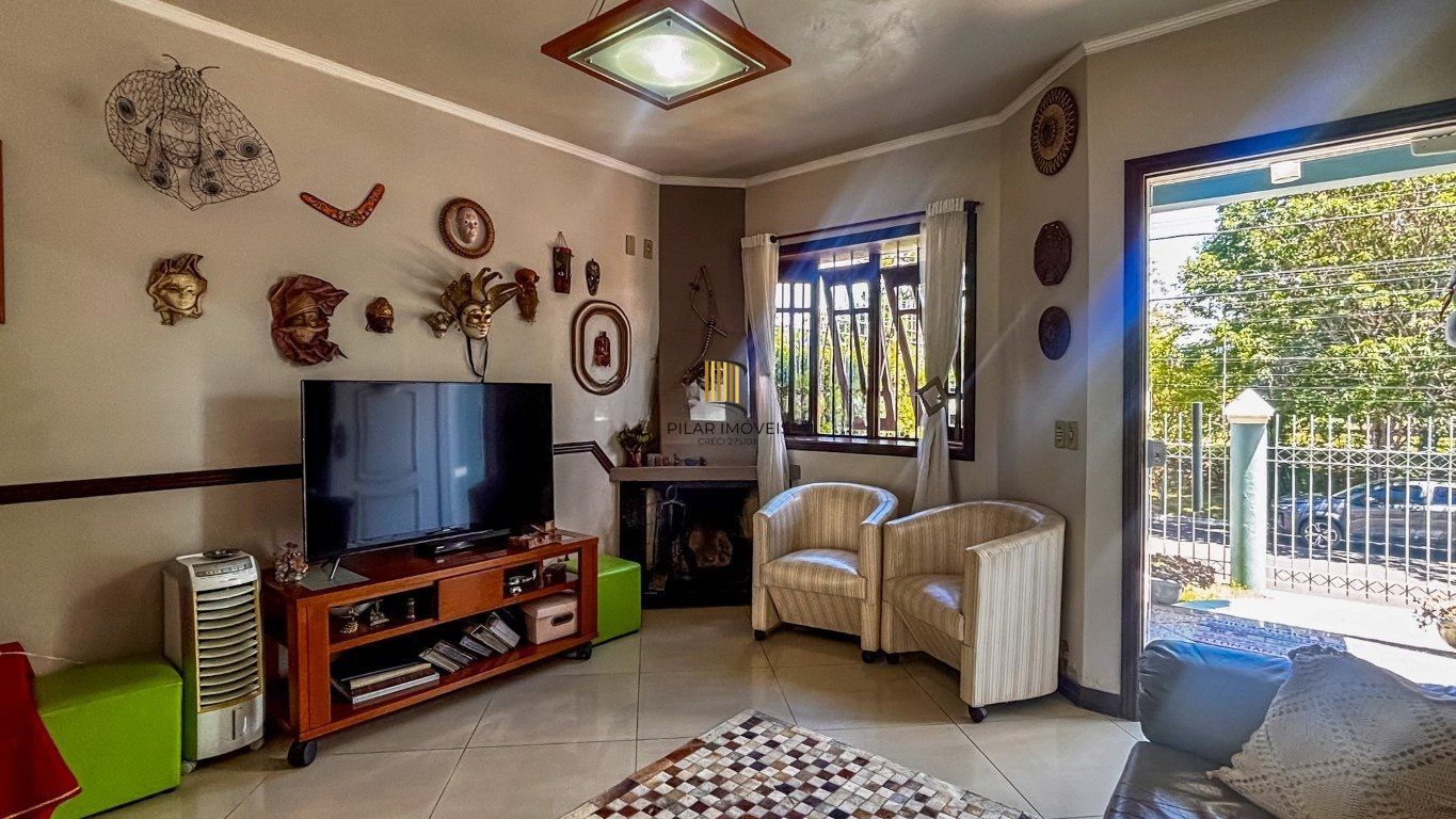 Casa de 4 dormitórios, sendo 1 suíte e 4 vagas de garagem em Canoas.