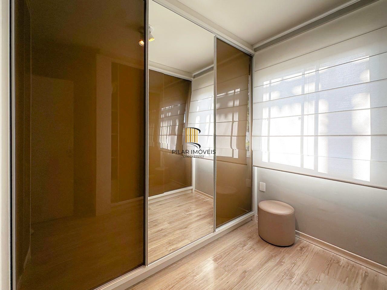 Casa em condomínio com 3 dormitórios e 3 vagas de garagem em Canoas.