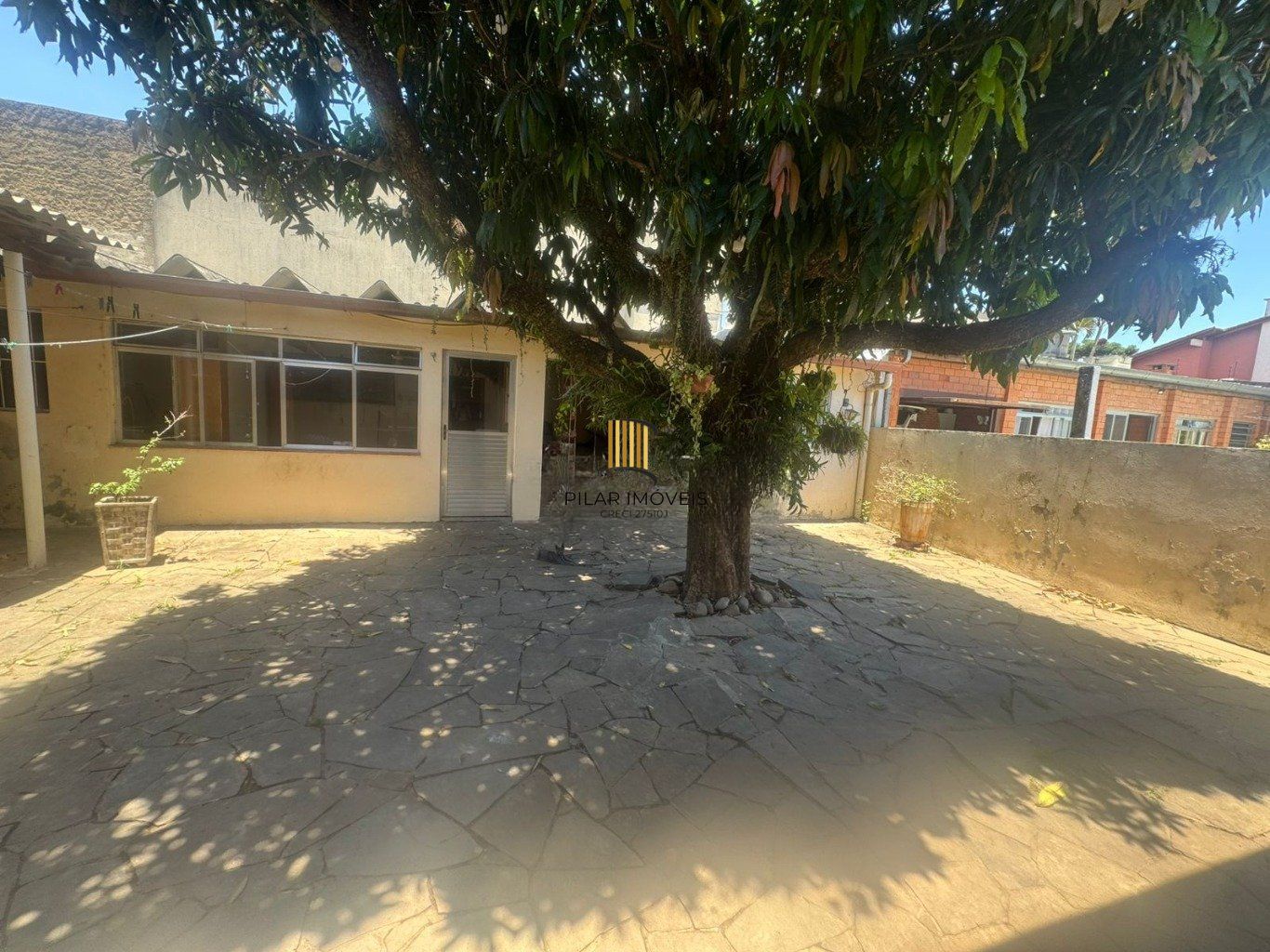 Casa de 5 dormitórios e 4 vagas de garagem em Canoas.