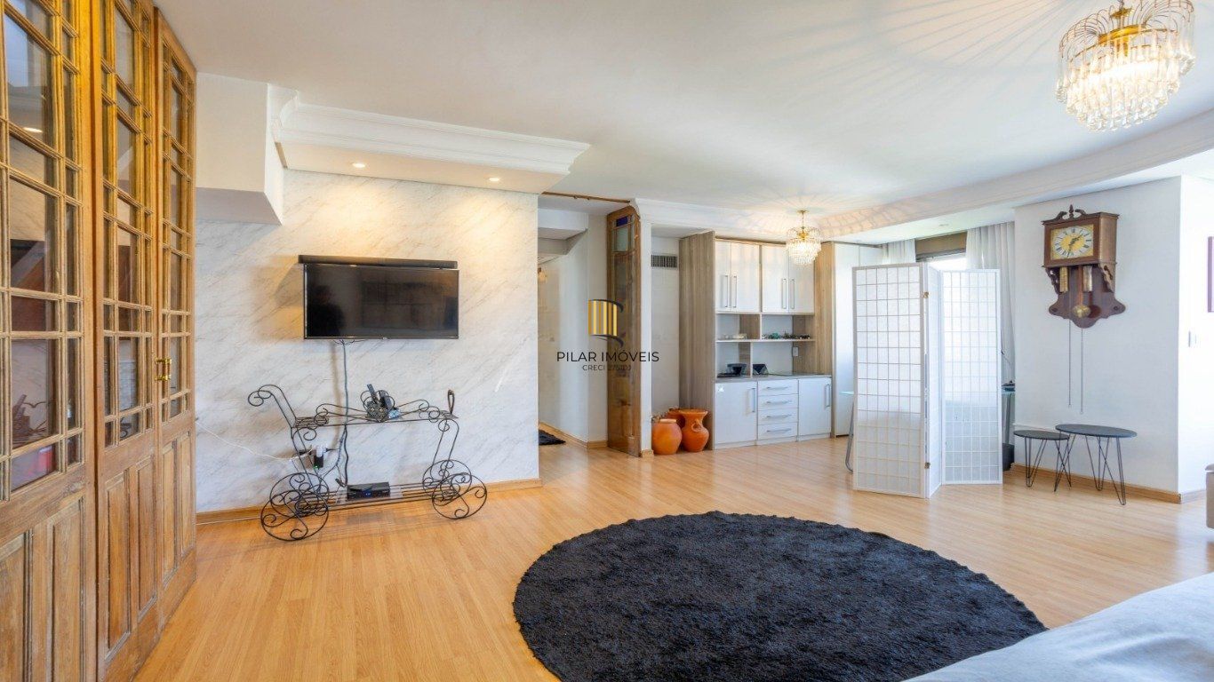 Cobertura com 3 Quartos, 1 suíte, 2 vagas e 211m²  no Petrópolis.