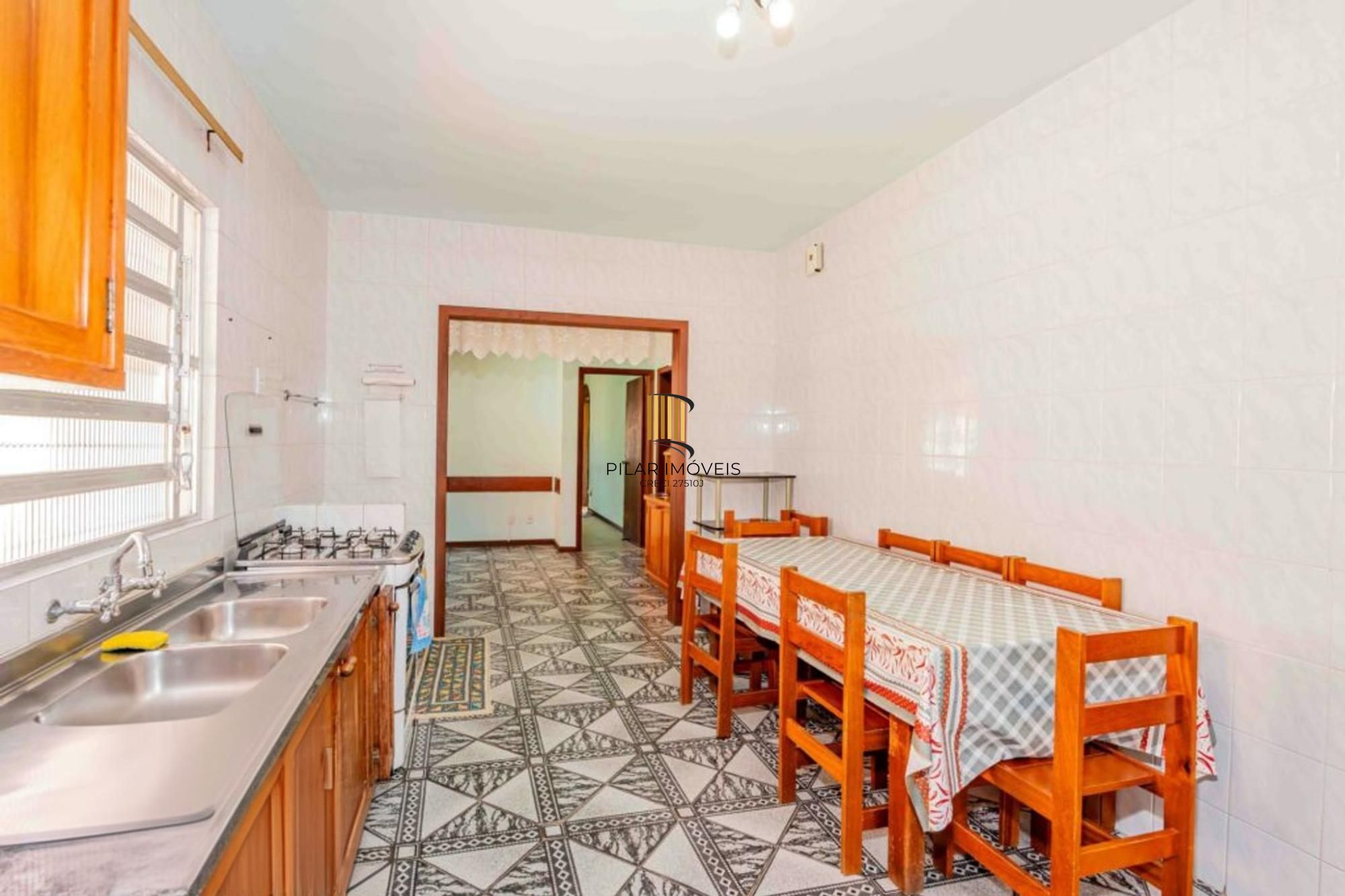 Casa de 2 quartos, 2 banheiros,pátio,churrasqueira, 7 vagas no bairro Guarujá.