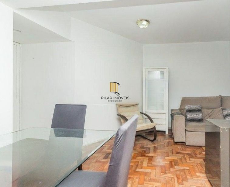 Apartamento de 2 dormitórios com sacada e 1 vaga no Petrópolis.