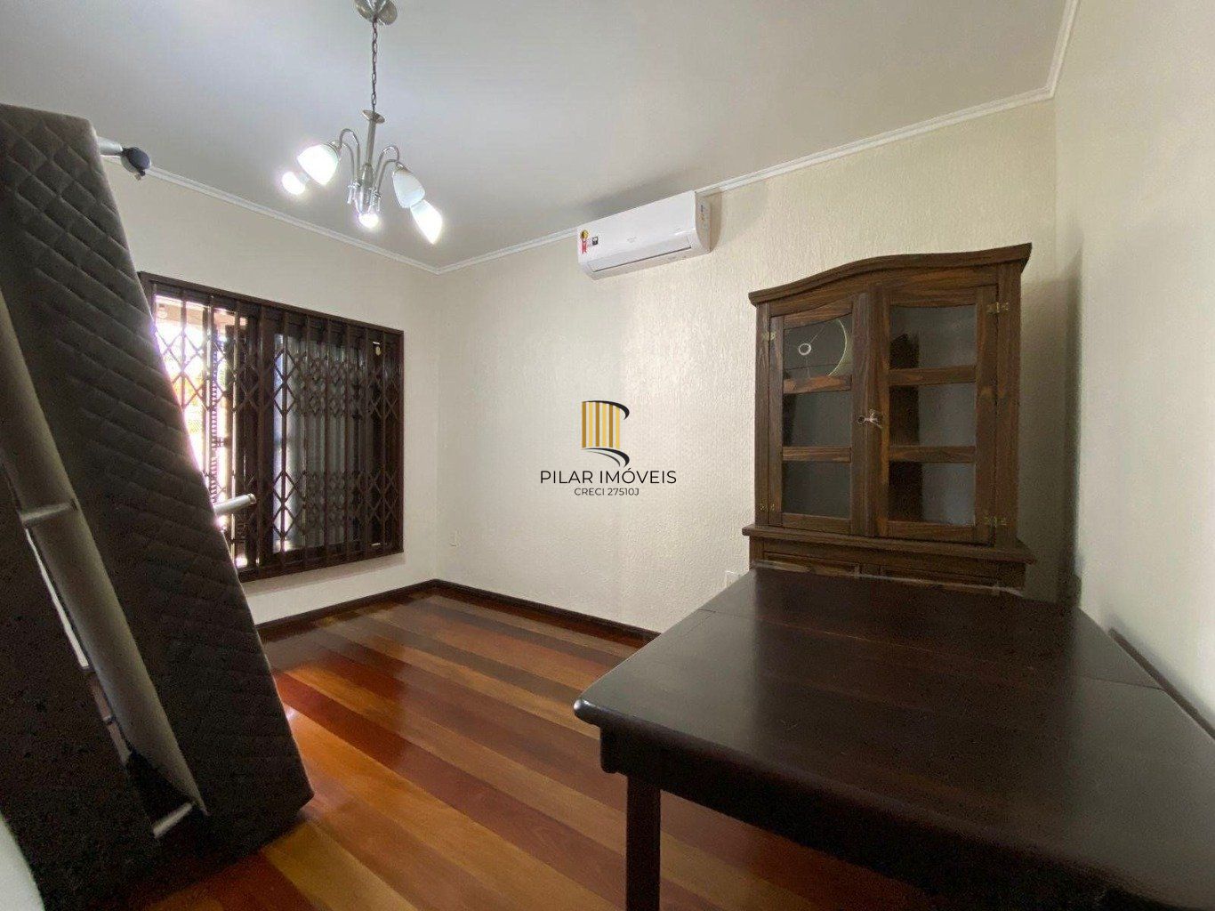 Casa de 131m² com 3 Quartos, piscina e 4 vagas de garagem em Canoas.