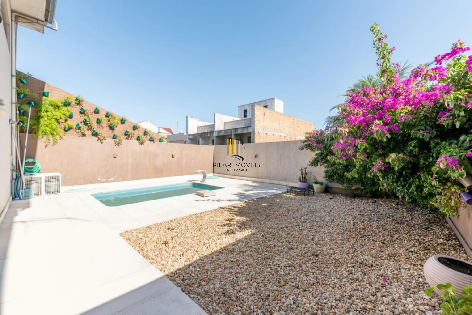 Casa em condomínio de 3 dormitórios,2 vagas e churrasqueira no bairro Agronomia