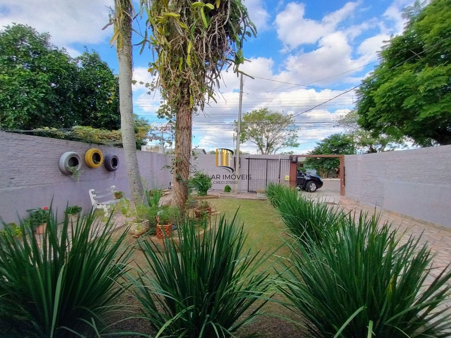 Casa de 4 dormitórios e 4 vagas de garagem em Canoas.