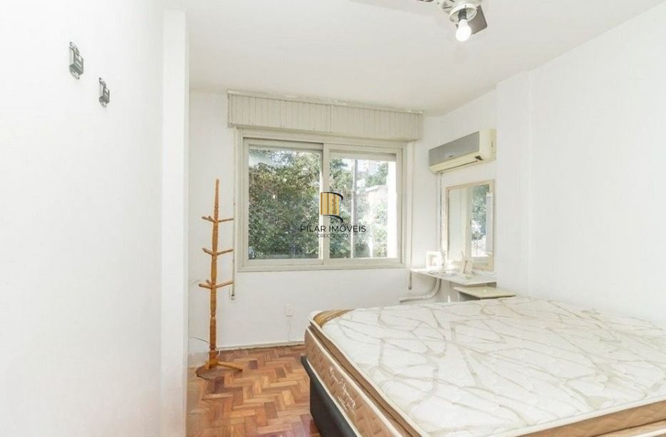 Apartamento de 2 dormitórios com sacada e 1 vaga no Petrópolis.