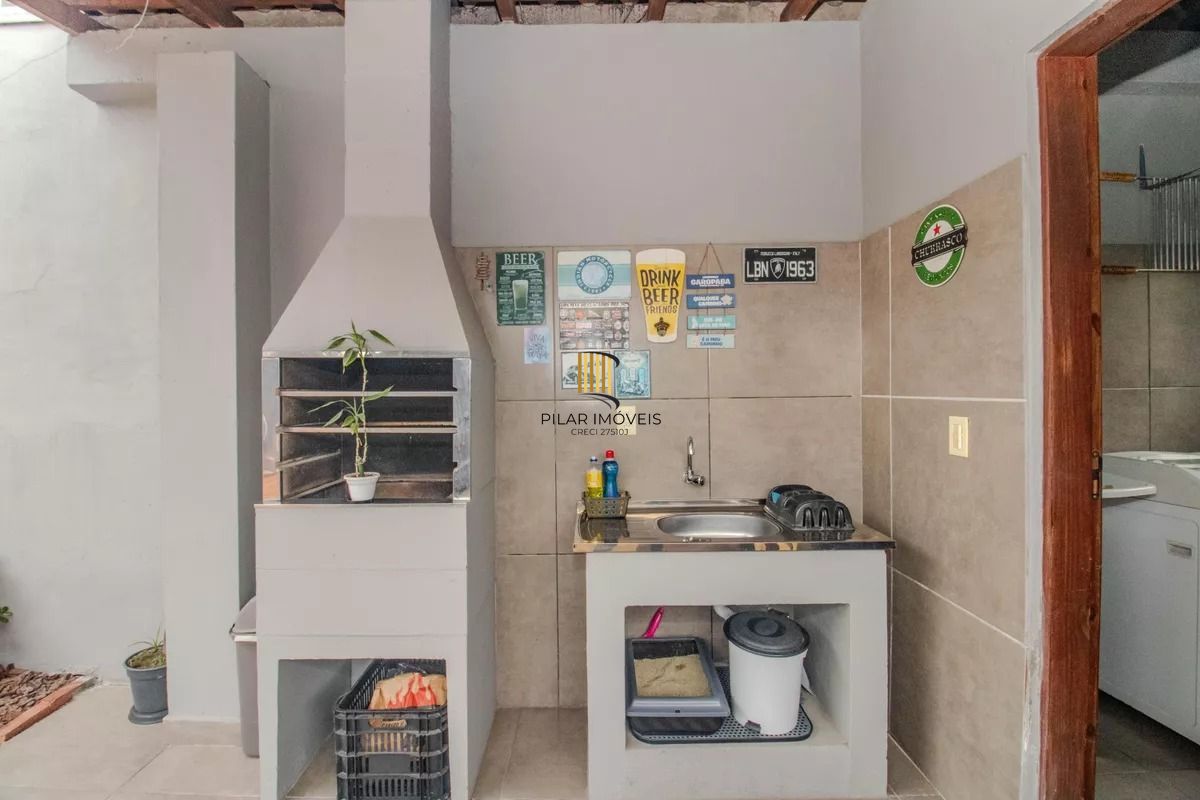 Casa com 1 quarto, churrasqueira e 4 vagas no bairro Sarandi