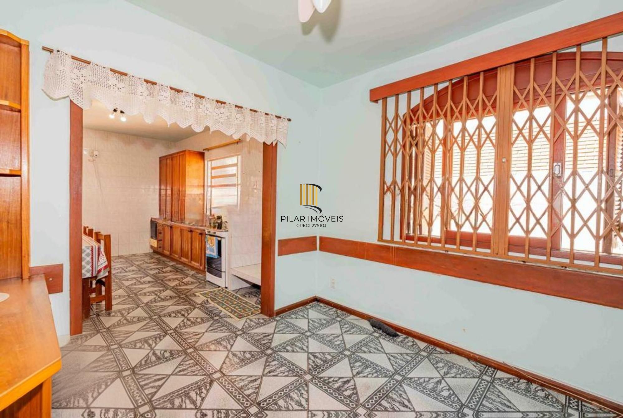 Casa de 2 quartos, 2 banheiros,pátio,churrasqueira, 7 vagas no bairro Guarujá.