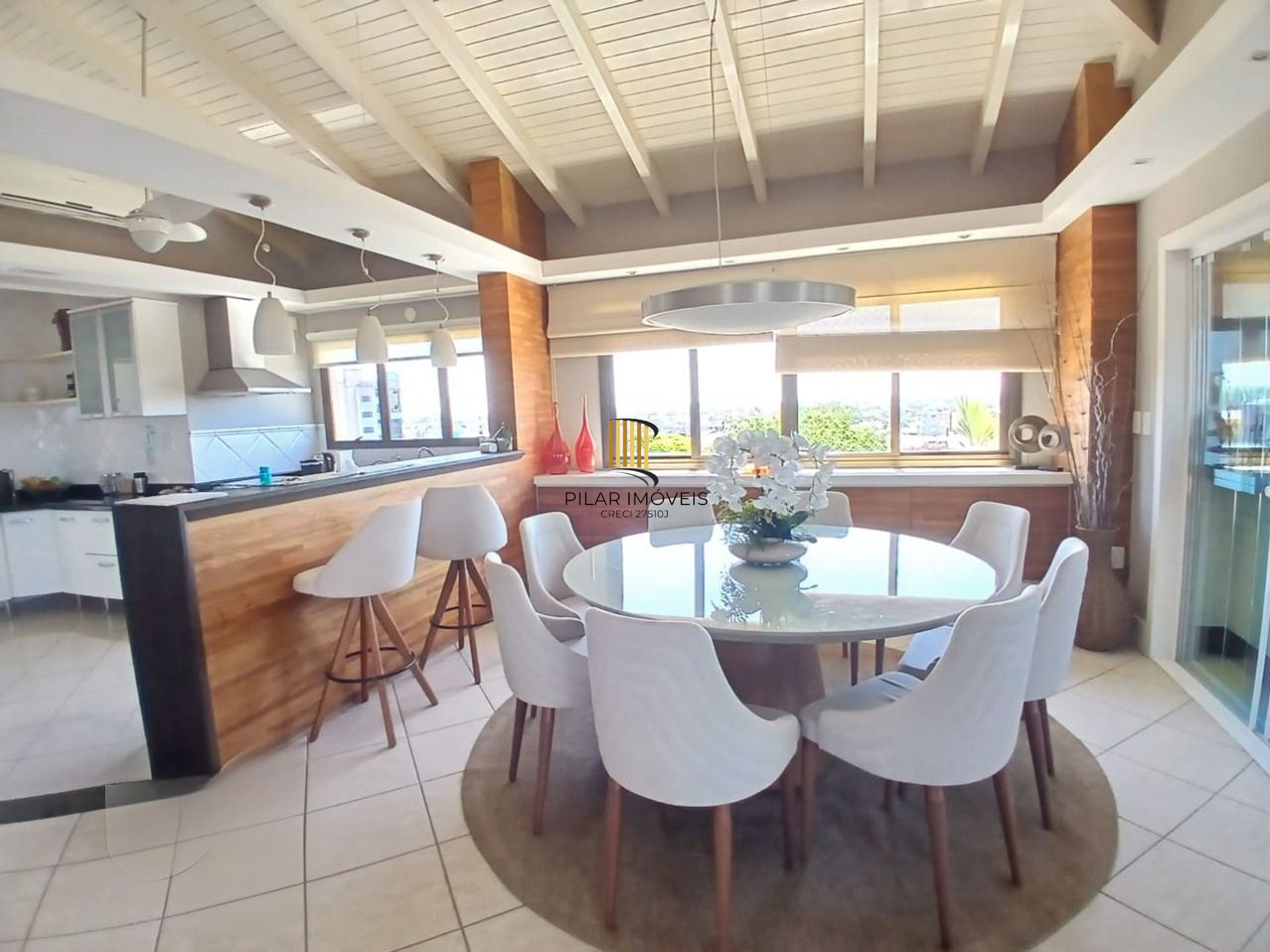 Cobertura com 4 quartos, 1 suíte, 4 vagas e elevador no bairro Igara Canoas.