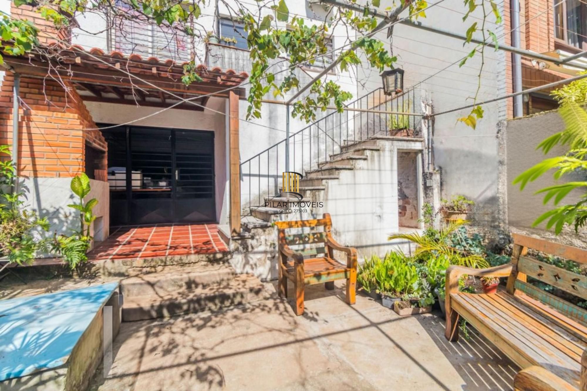 Casa com 255 metros privativos e pátio com piscina no Bairro Higienópolis
