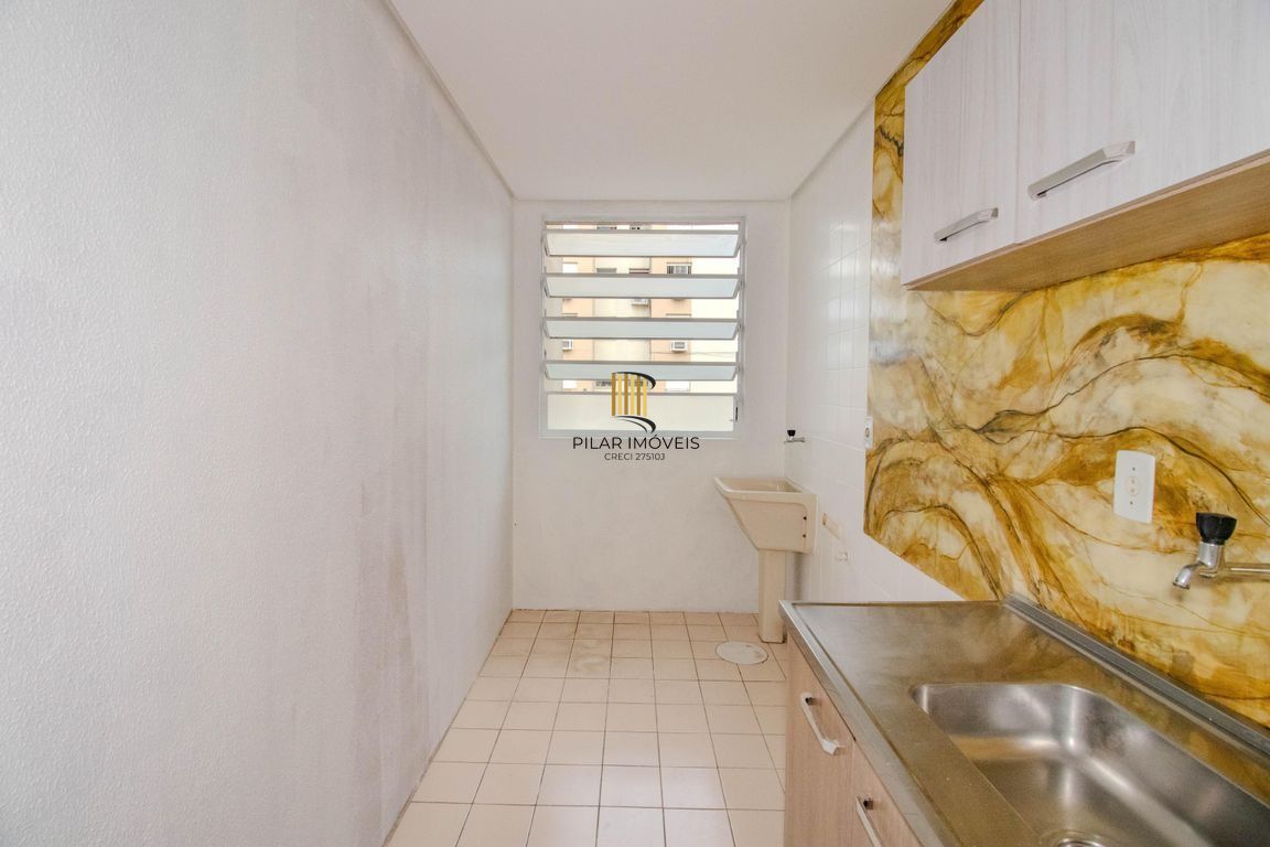 Apartamento 2 dormitórios com Sacada e 1 vaga de garagem na Rua Sadi Castro.