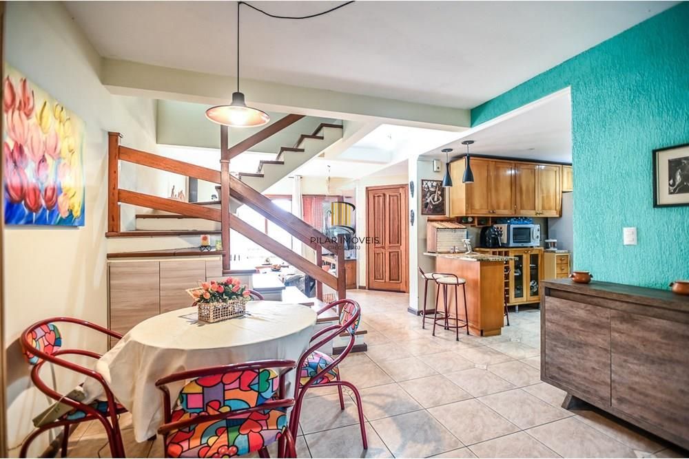 Casa em condomínio fechado de 2 quartos, suíte, 2 vagas no bairro Guarujá