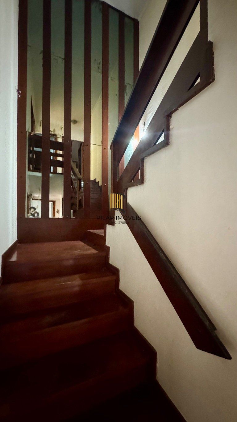 Casa com 350m², 4 quartos, 2 Suítes à venda em Azenha, Porto Alegre.