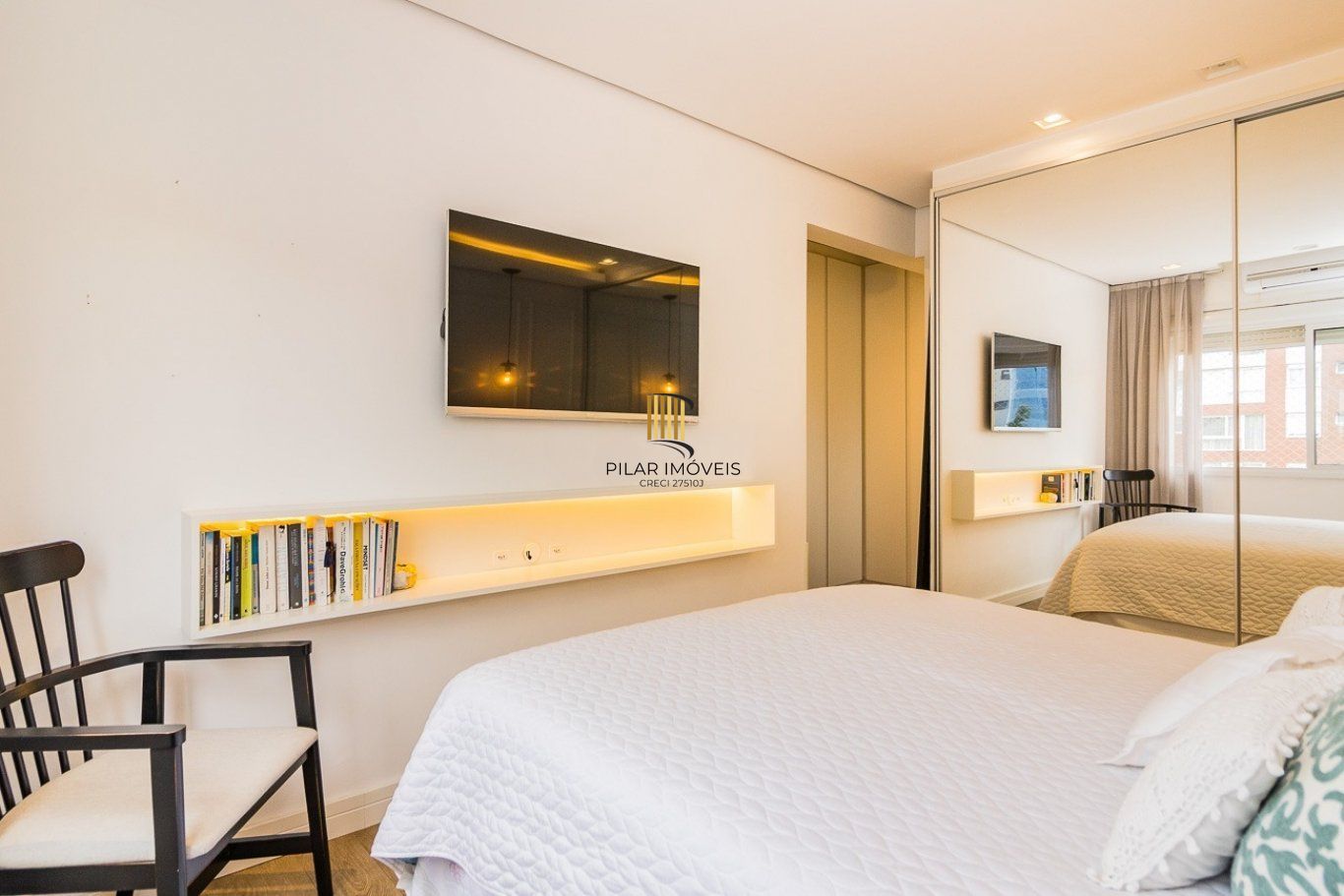 Apartamento com 2 quartos (1 suíte) e 2 vagas de garagem no Bairro Mont Serrat.