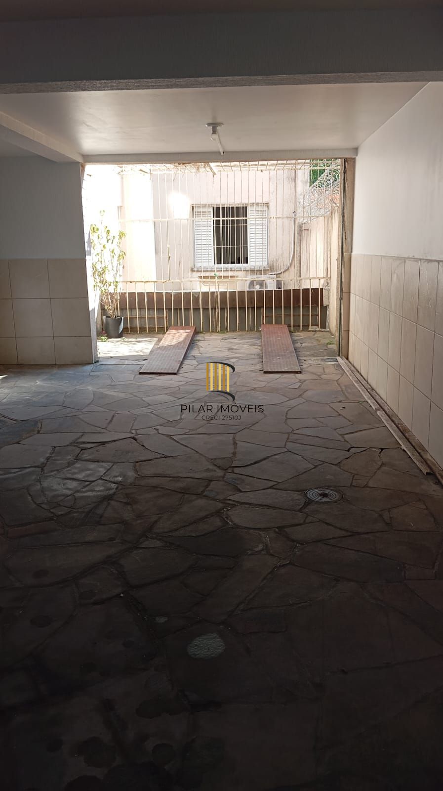 Apartamento térreo com 3 dormitórios e 2 vagas no Bairro Cristo Redentor