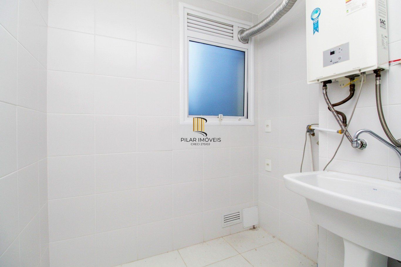 Apartamento com 3 dormitórios, 1 suíte, 1 vaga e elevador no Passo da Areia