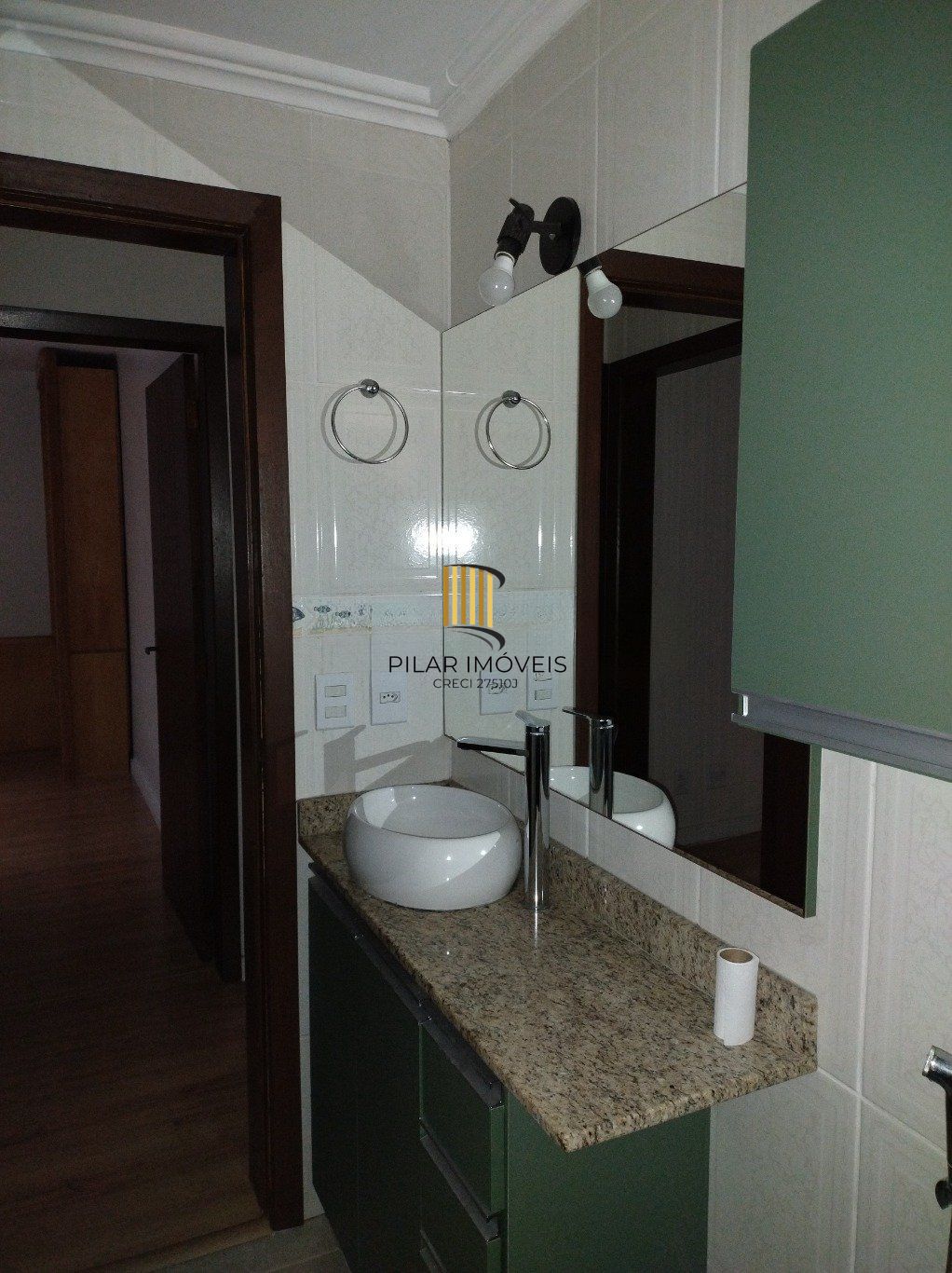 Apartamento semi mobiliado de 3 quartos, suíte, elevador e 1 vaga no Bom Fim