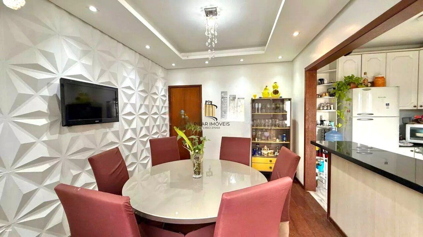 Casa de 3 dormitórios e  com 3 vagas de garagem no bairro City em Cachoeirinha.