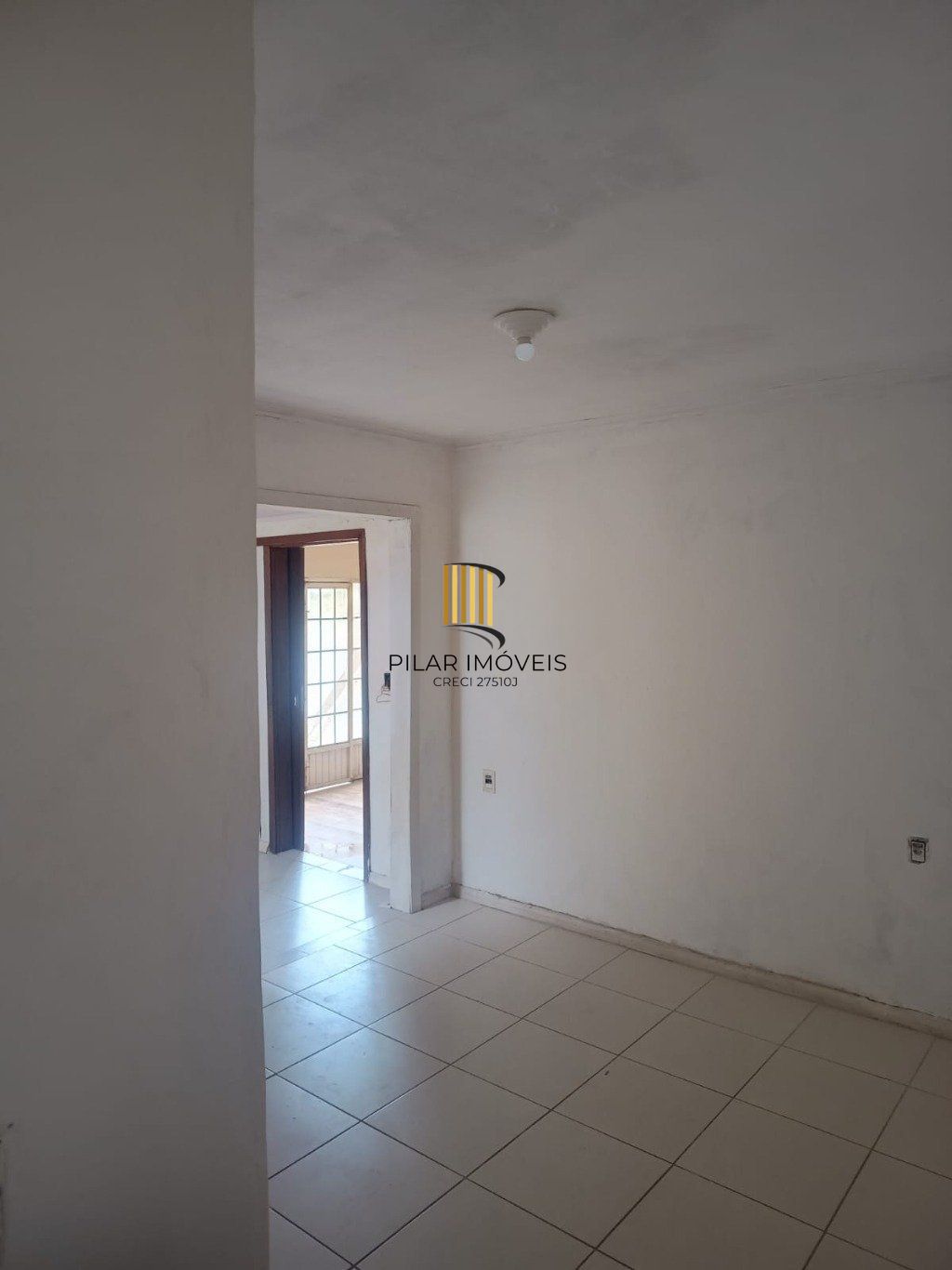 Casa com 2 dormitórios e 2 vagas de garagem em Canoas.