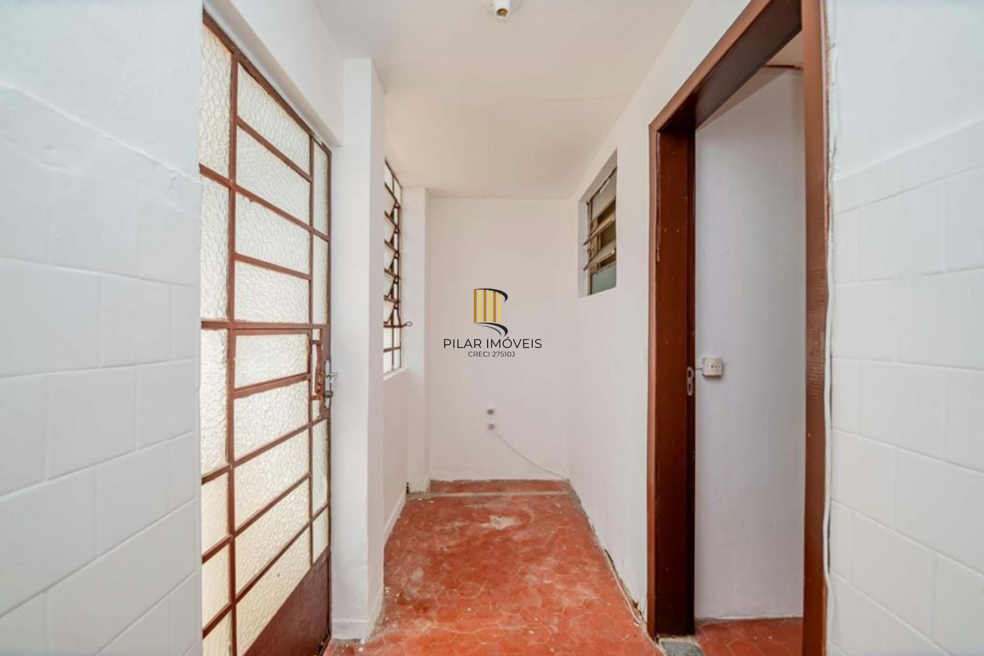 Casa de 2 dormitórios, churrasqueira, pátio, 4 vagas no bairro Ipanema
